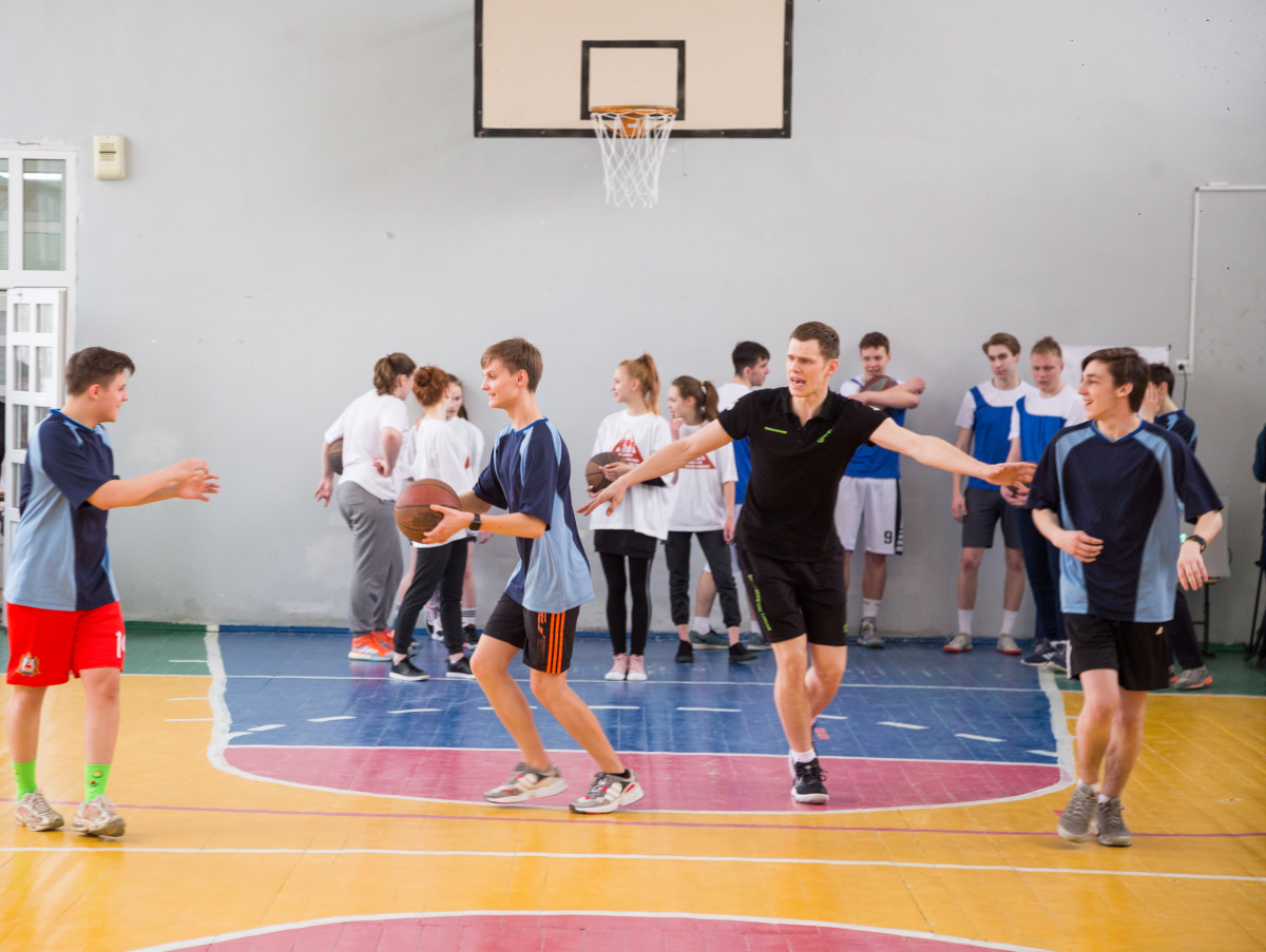 Профессиональные спортсмены провели для нижегородских школьников мастер-класс по баскетболу