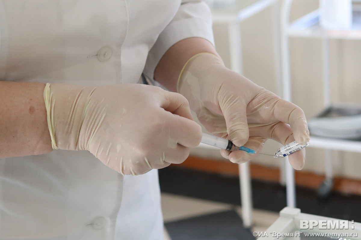 Вакцинация пожилых людей от коронавируса проходит в Нижегородской области