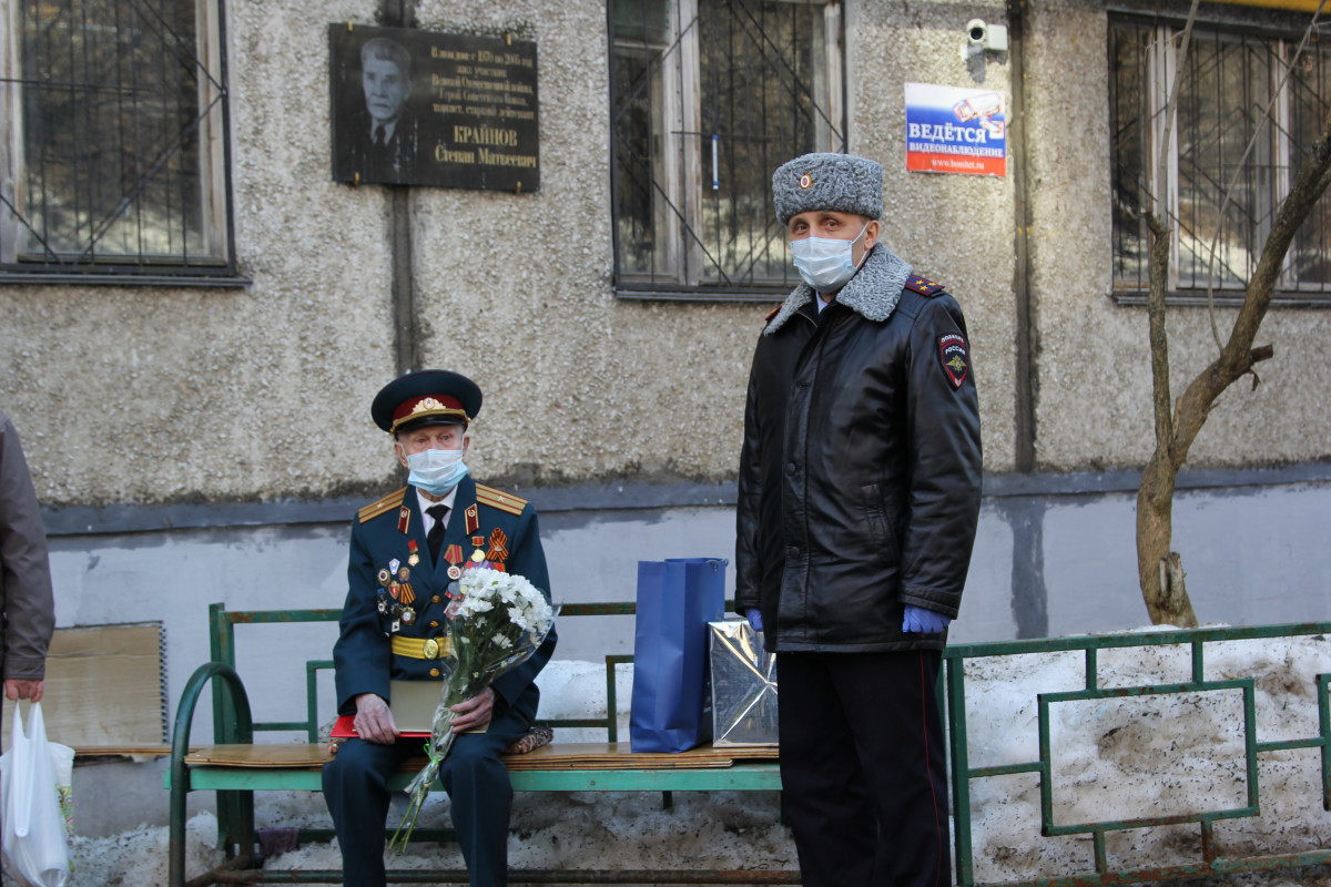 Оркестр ГУ МВД России по Нижегородской области поздравил ветерана под окнами его дома