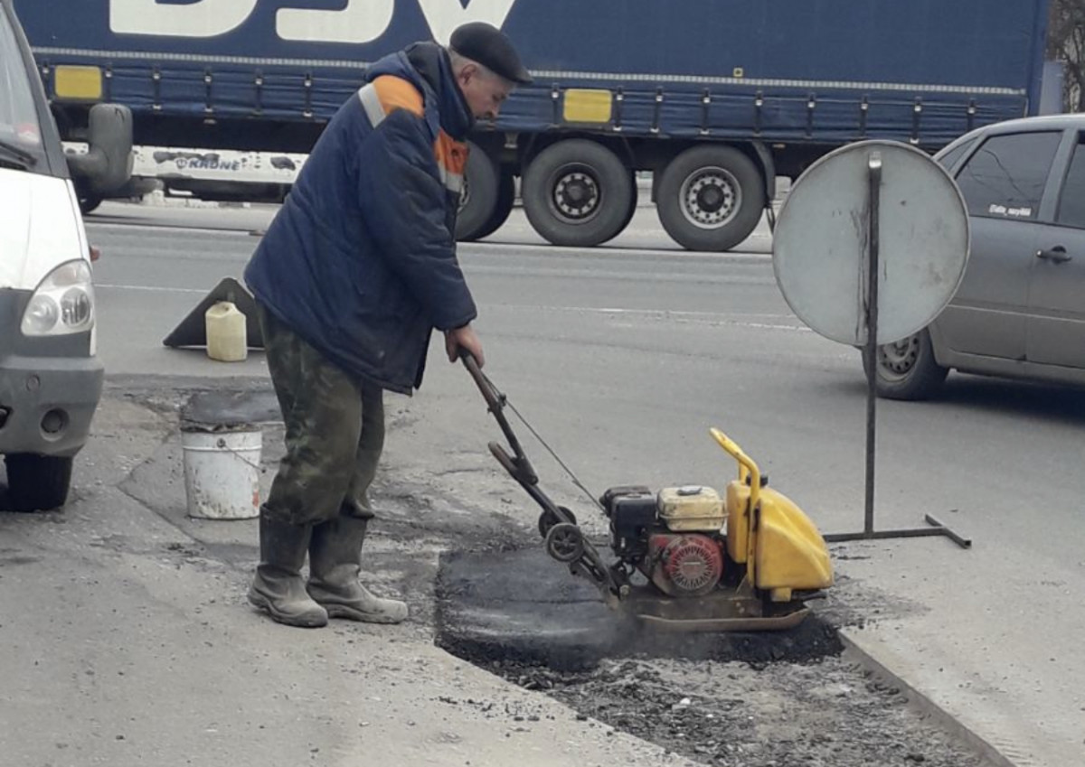 Ямочный ремонт идет на Московском шоссе в Канавинском районе
