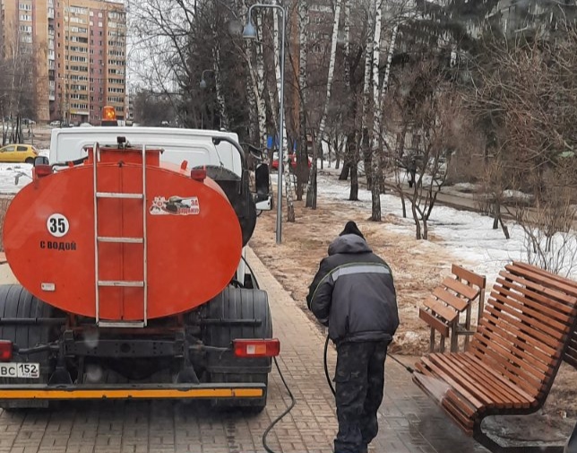 В Сормове моют и чистят скверы