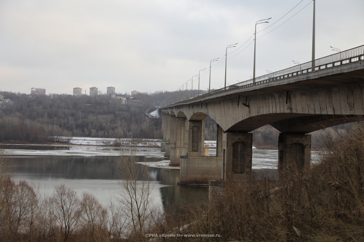 Провал грунта произошел около опор Молитовского моста в Нижнем Новгороде