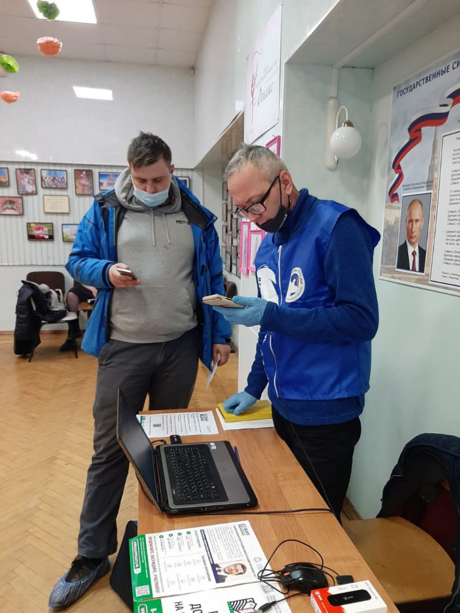 «Волонтеры Победы» оказывают техническую помощь нижегородцам при голосовании по проекту «Вам решать»