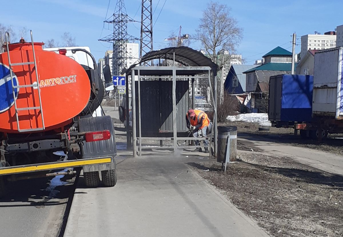 Остановочные павильоны моют в Приокском районе