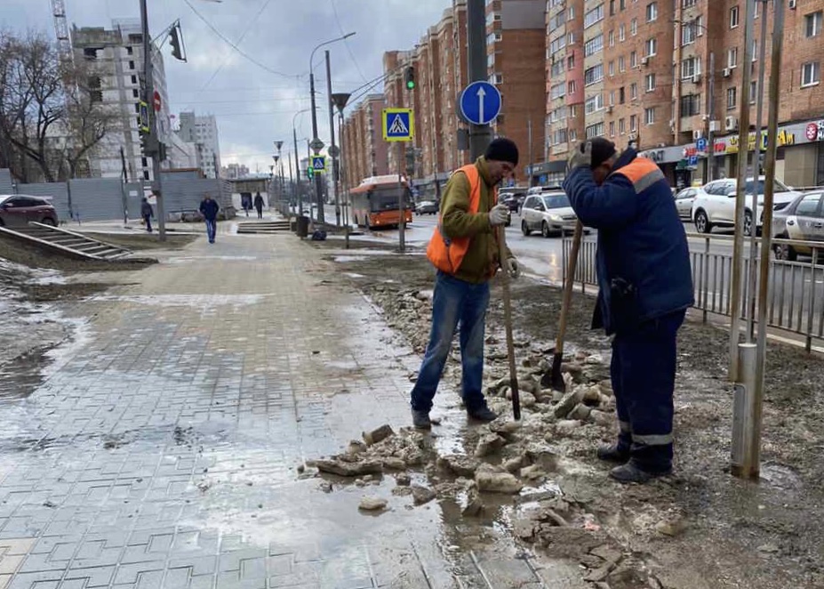 Прибордюрные полосы от мусора и песка убирают в Нижегородском районе