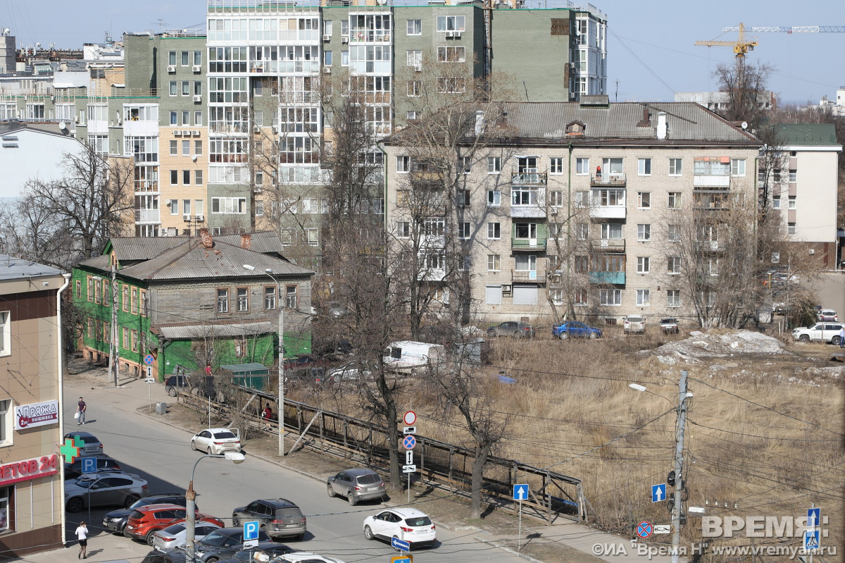 Снесён синий забор вокруг стройки на углу Белинского и Костина