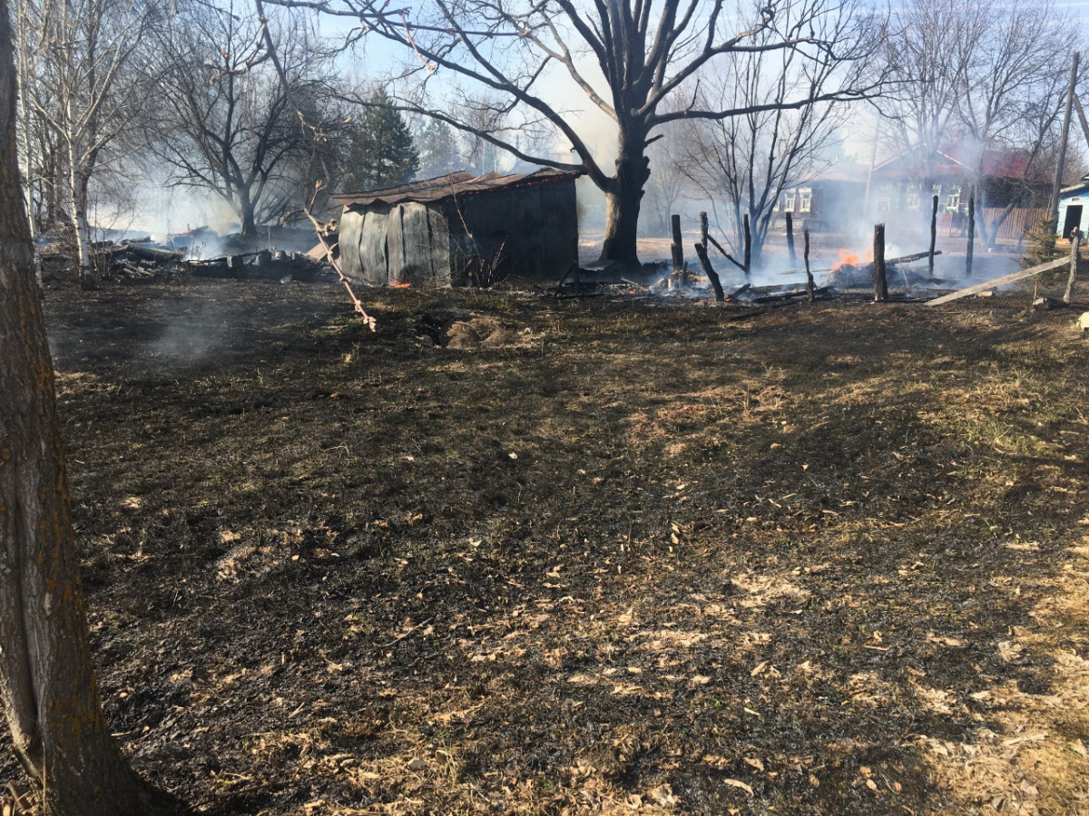 Огонь вплотную подобрался к селу в Нижегородской области