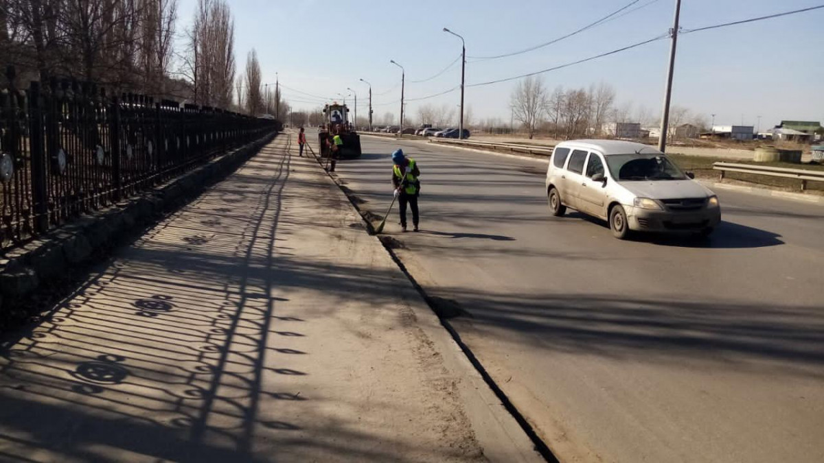 Комплексная уборка проходит на улицах Бринского, Ошарской, Белинского и Нижне-Волжской набережной
