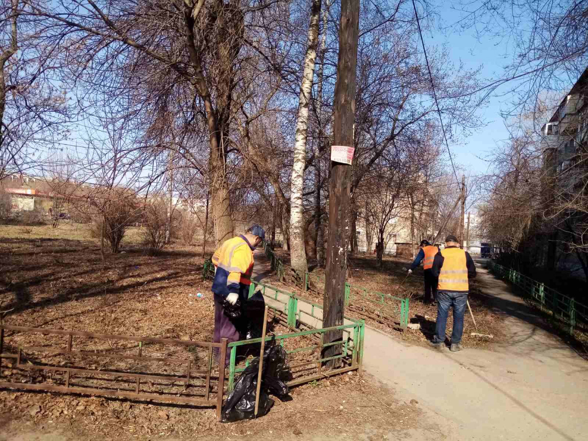 Коммунальщики Ленинского района очищают газоны вдоль улиц Премудрова, Донбасской и Кировской