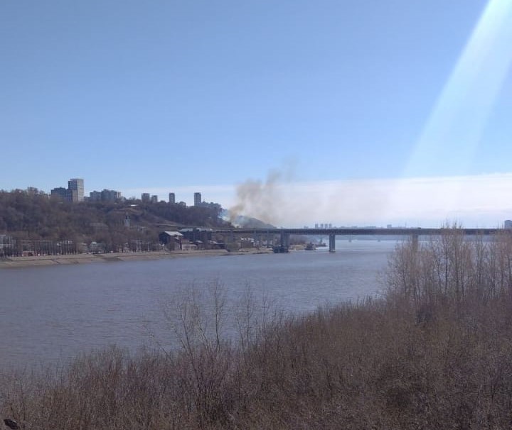 Крупный пожар случился на склоне у метромоста в Нижнем Новгороде