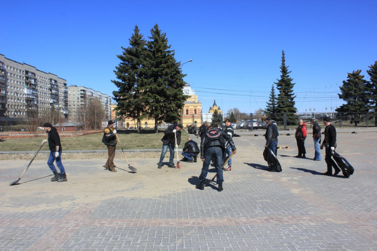 «Ночные волки — Нижний Новгород» провели субботник на площади Ленина