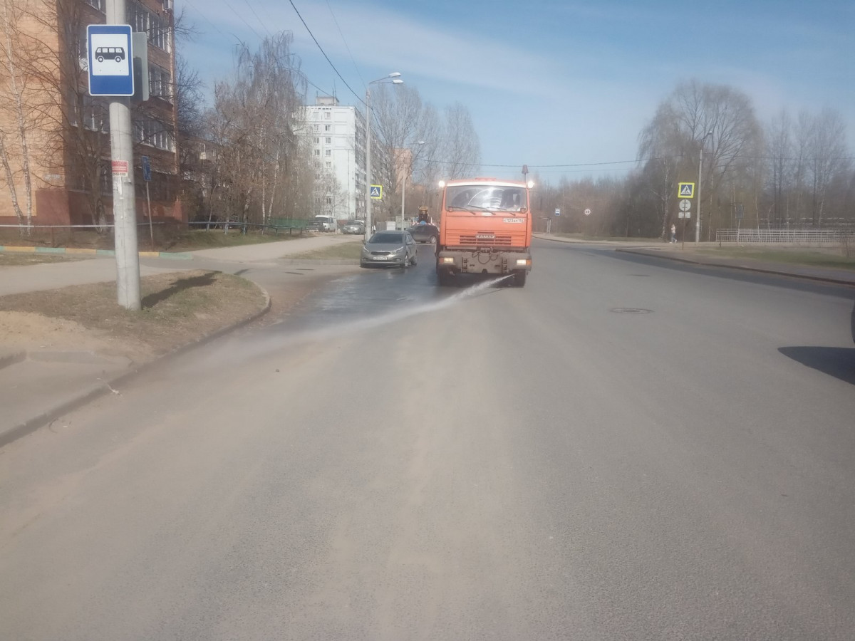 Поливомоечные машины работают на проспекте Молодежном, улицах Шнитникова и Веденяпина