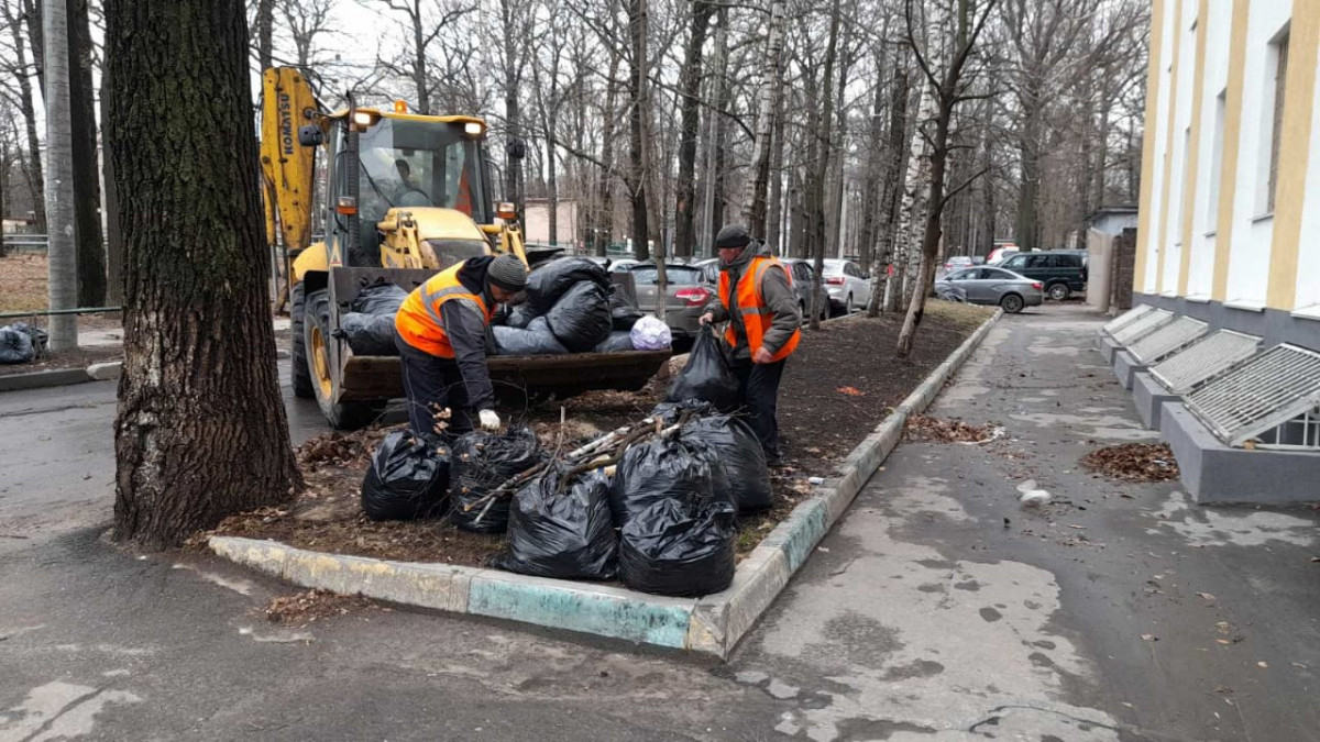 В Приокском районе коммунальщики красят урны и остановки