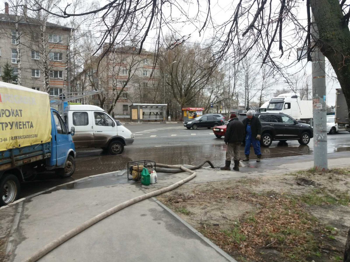 Воду откачивают с проезжей части на улицах Рябцева и Чаадаева в Московском районе