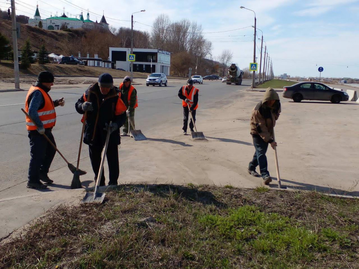 Мусор убирают на улицах Богдановича, Пискунова и Алексеевской в Нижегородском районе