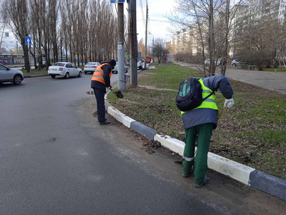 Ливневые колодцы чистят на Московском шоссе в Канавинском районе