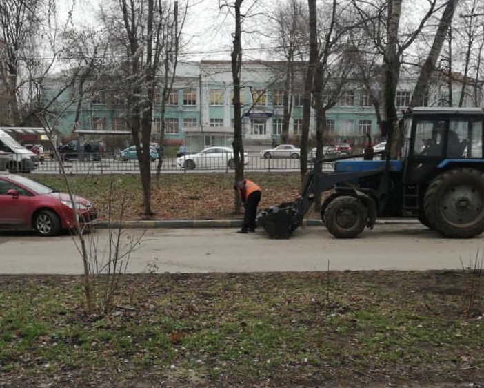 В Нижегородском районе чистят прибордюрные полосы на улицах Верхне-Печерская, Касьянова, Усилова и Фруктовая