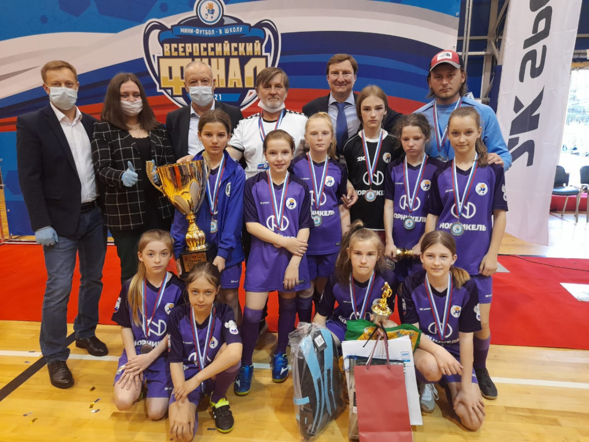 Спортсменки из школы № 171 стали серебряными призерами соревнований в рамках проекта «Мини-футбол в школу»