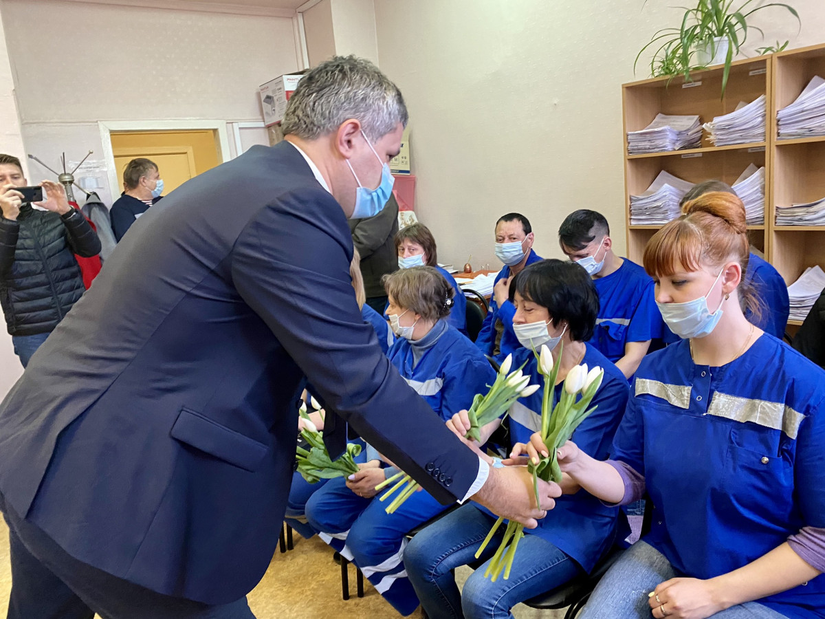 В Нижнем Новгороде сотрудники скорой помощи принимают поздравления с профессиональным праздником