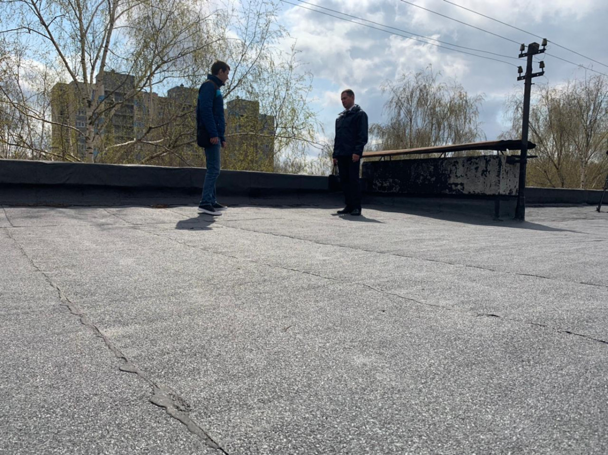 Инспекторы ГЖИ помогли жильцам дома в Приокском районе решить проблему протекающей крыши