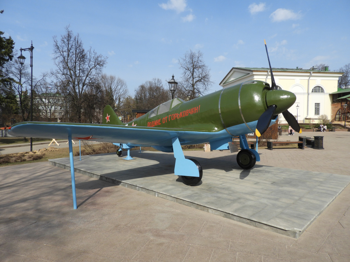 Сотрудники завода «Сокол» отреставрировали самолет в Нижегородском кремле