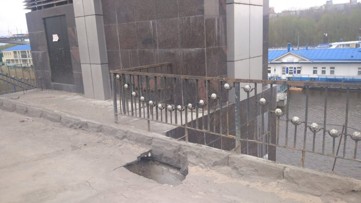 Грунт провалился на улице Советской в Нижнем Новгороде