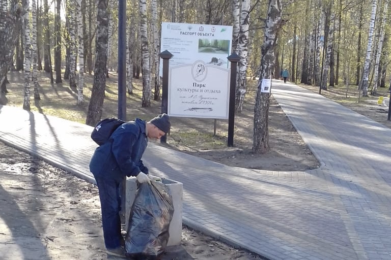 Работы по сбору мусора в парках и скверах активизированы в Советском районе
