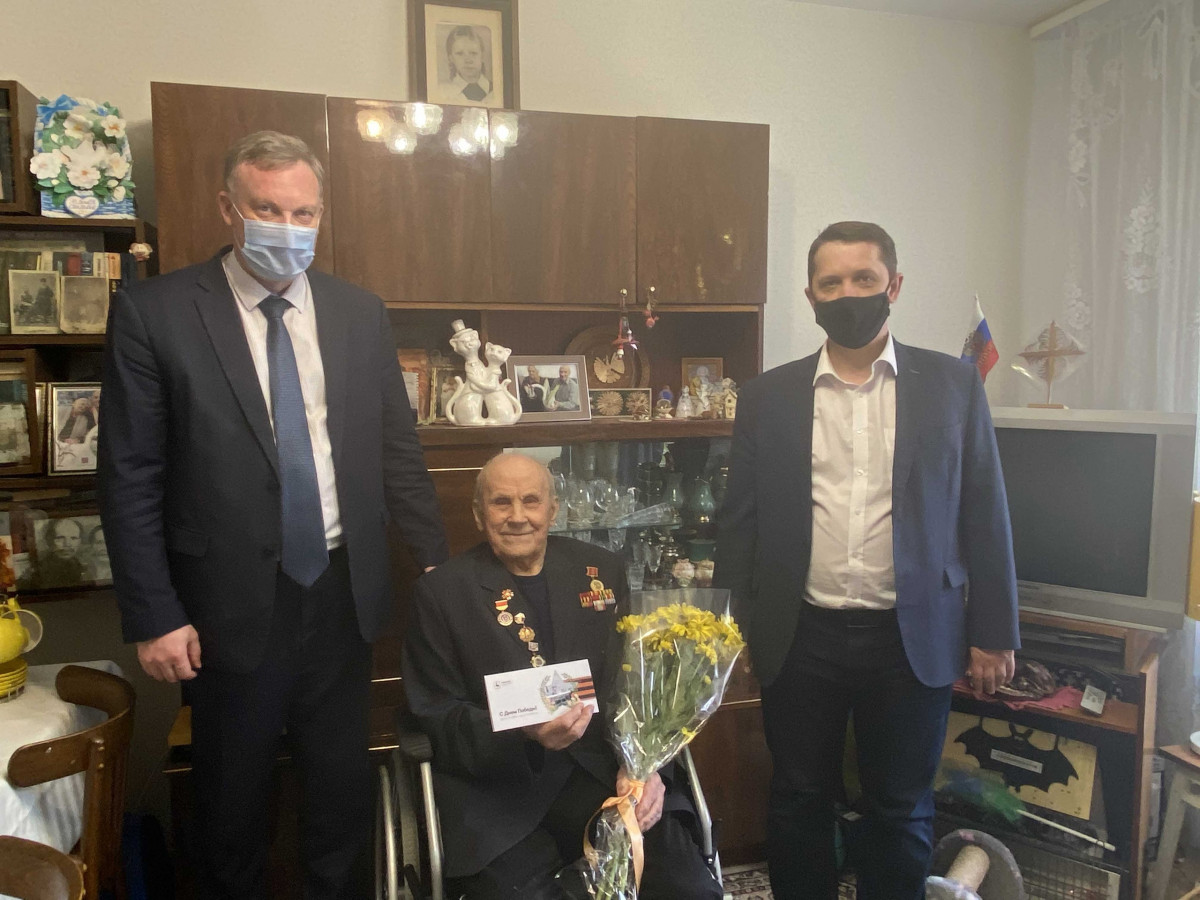 Глава Советского района поздравил 100-летнего ветерана Николая Шишкина с наступающим Днем Победы