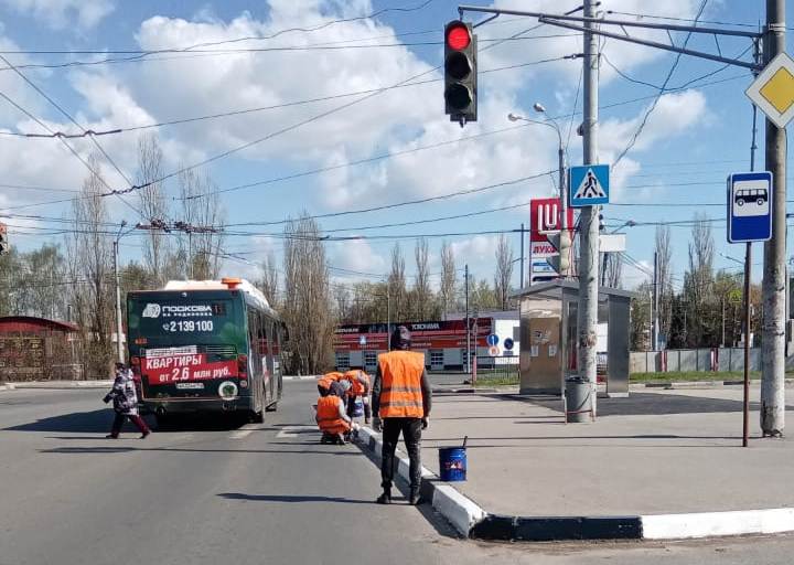 Бордюры красят вдоль проспектов в Автозаводском районе