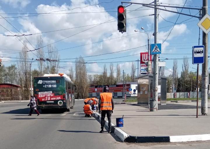 Бордюры красят вдоль проспектов в Автозаводском районе