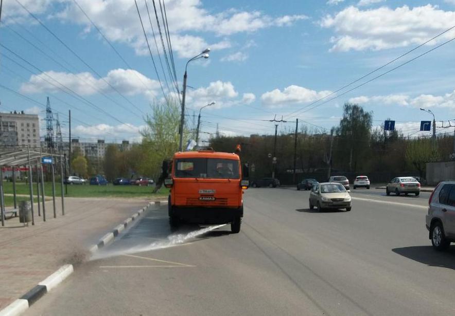 Дороги и газоны очищают от мусора в Московском районе
