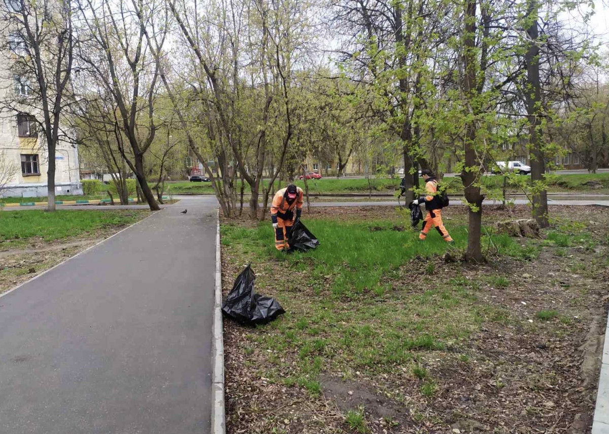 Коммунальщики откачивают дождевую воду на бульваре Заречном