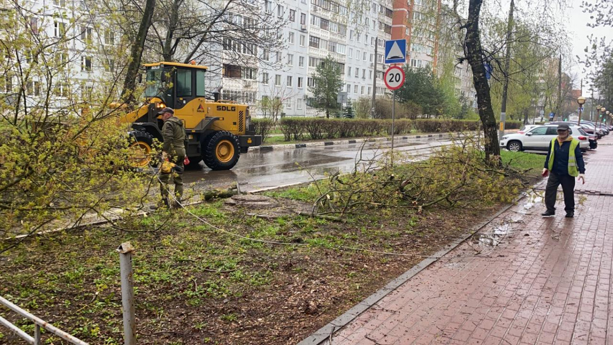170 дорожных рабочих и 28 единиц техники работают в Автозаводском районе