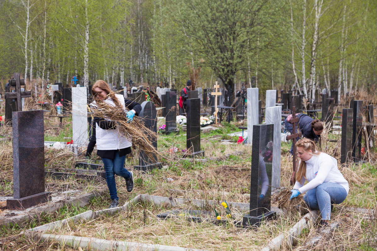 Активисты привели в порядок мемориальный комплекс на кладбище у деревни Федяково