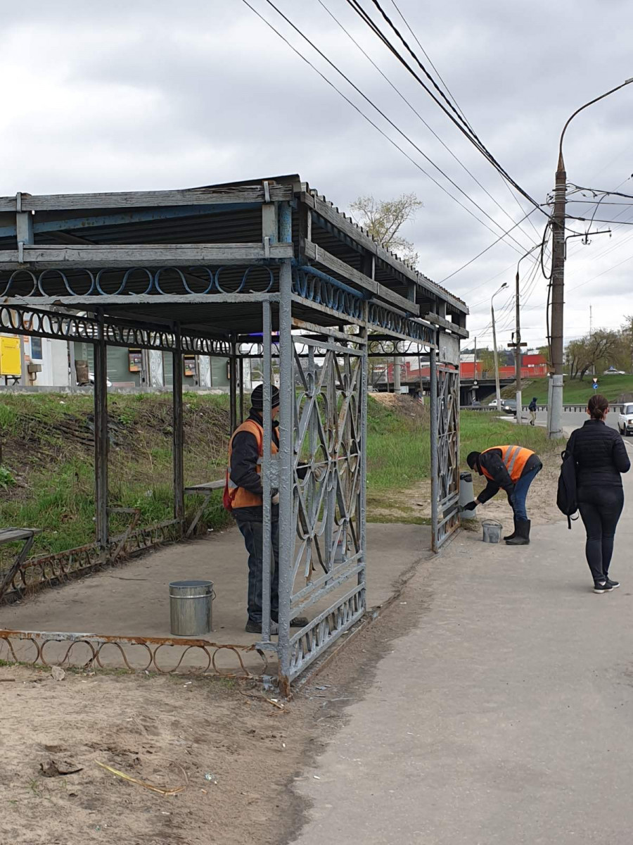 На Комсомольском шоссе красят остановочные павильоны
