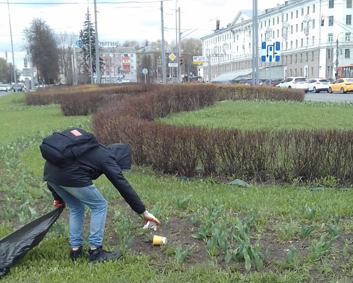 В Советском районе приводят в порядок газоны по улицам Пушкина, Бекетова и на площади Лядова
