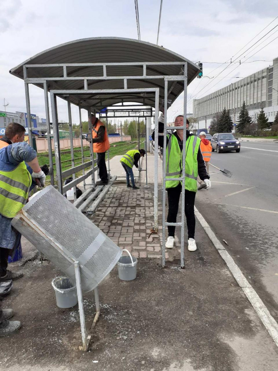 Остановочные павильоны красят на Сормовском шоссе и на Бурнаковском проезде