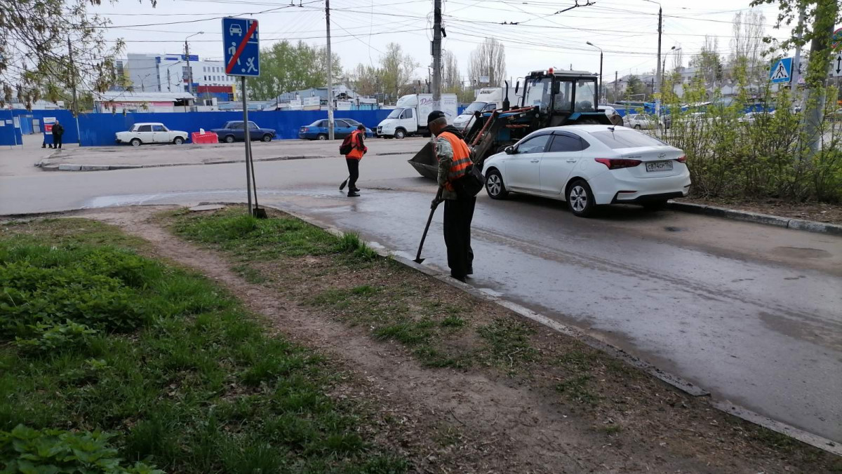 Прибордюрные полосы чистят на проспекте Ленина