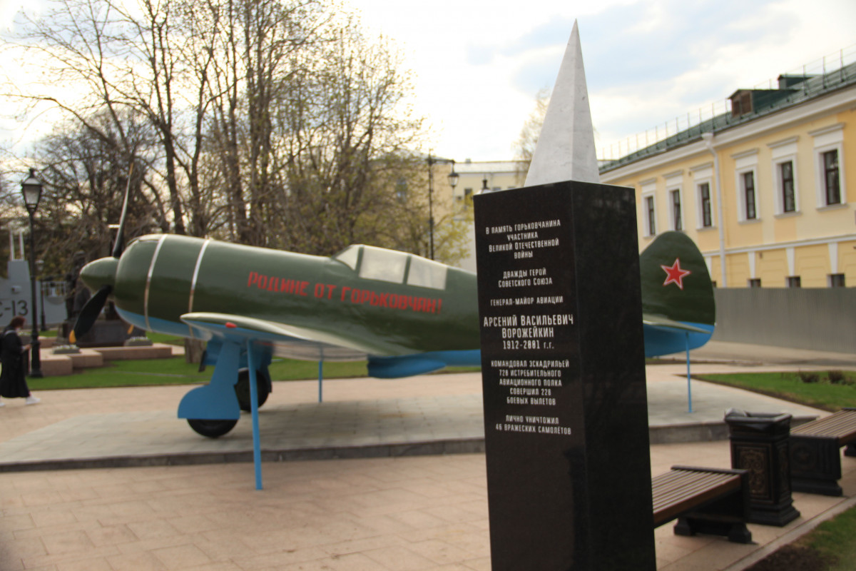 Отреставрированный памятник летчикам-героям ВОВ установили в Нижегородском кремле