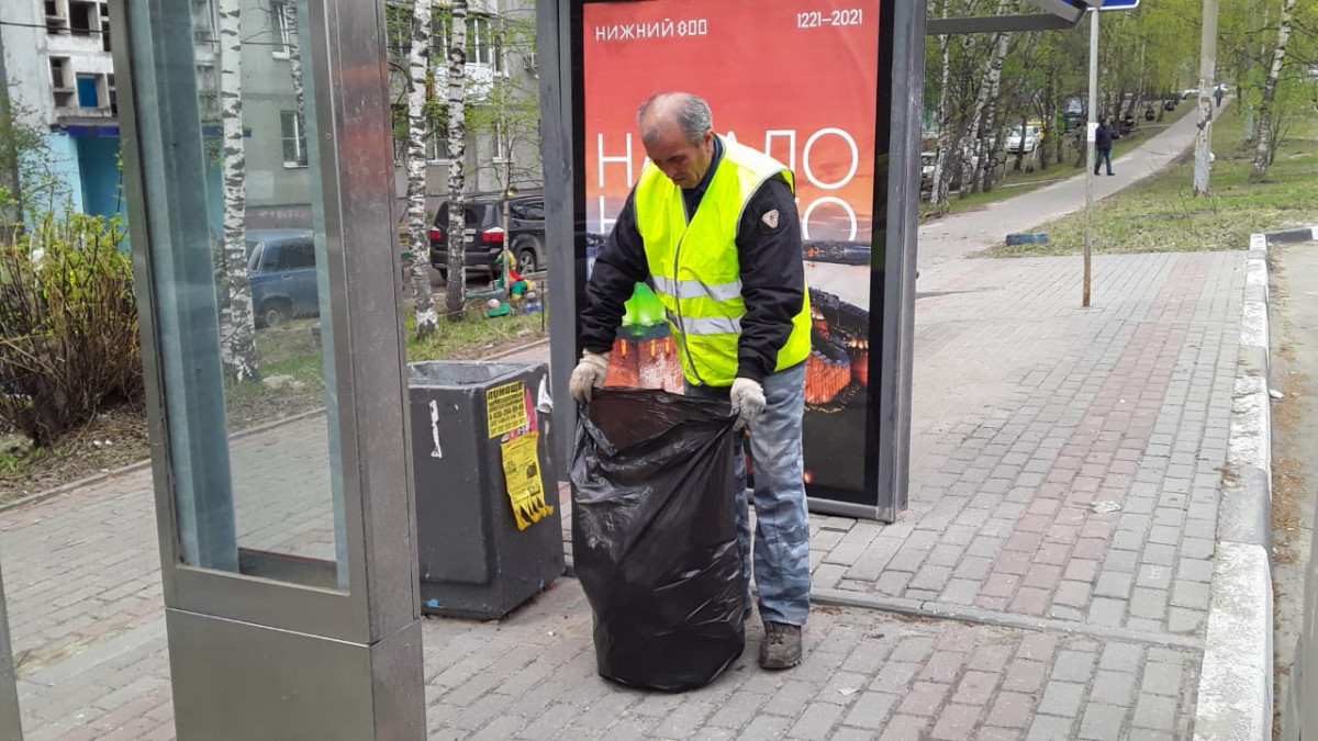 Коммунальные службы Советского района убирают мусор с тротуаров и остановочных павильонов