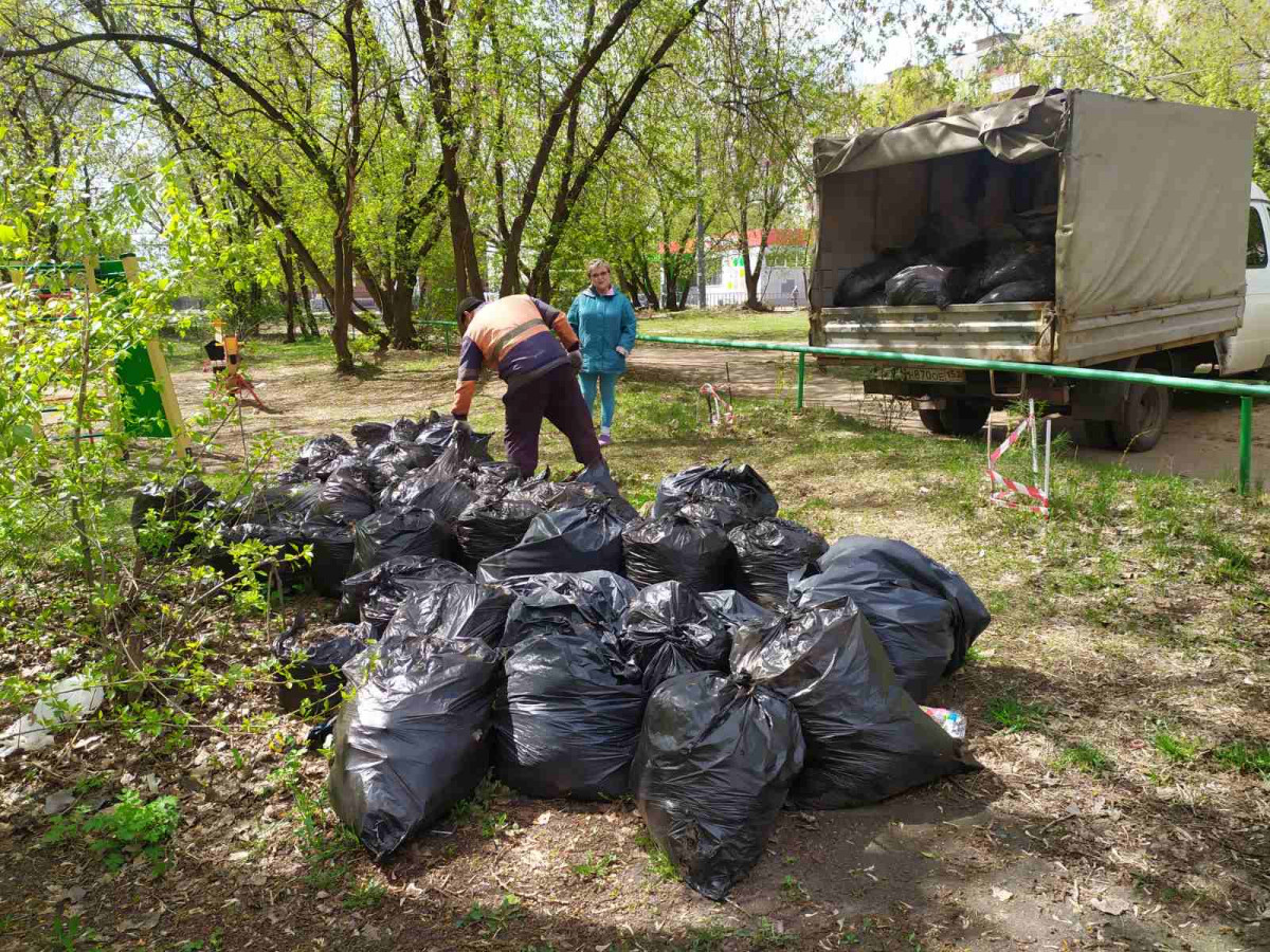 В Ленинском районе спецтехника вышла на мойку улиц Деревообделочной и Вали Котика