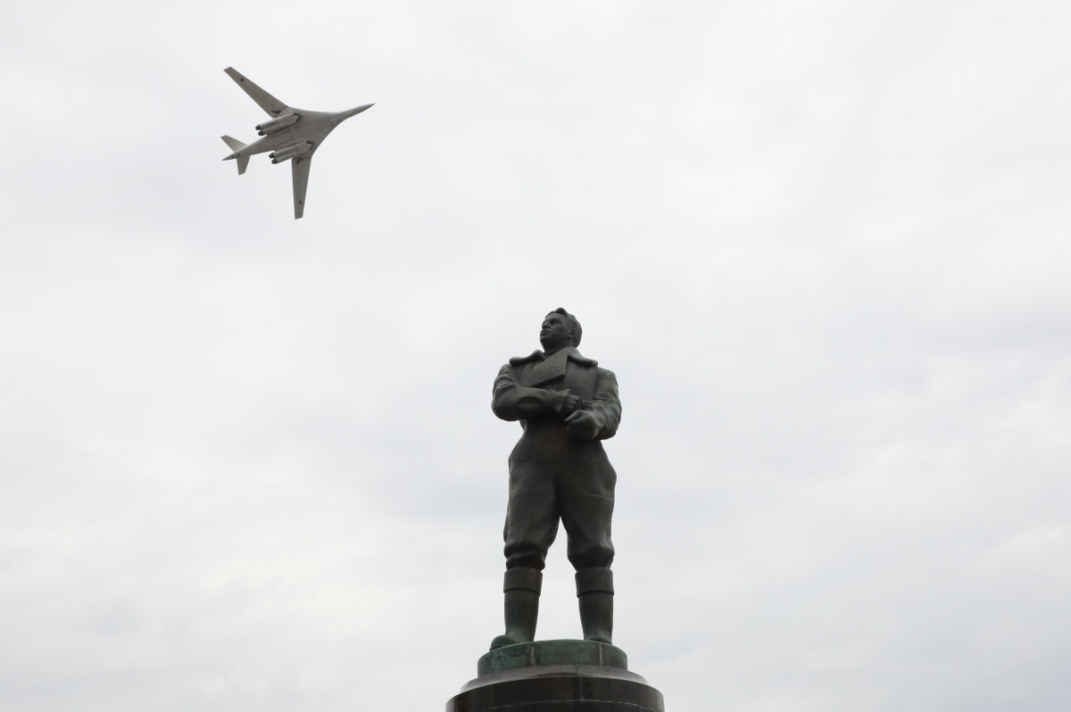 Бомбардировщик «Валерий Чкалов» пролетел над Нижним Новгородом в честь Дня победы