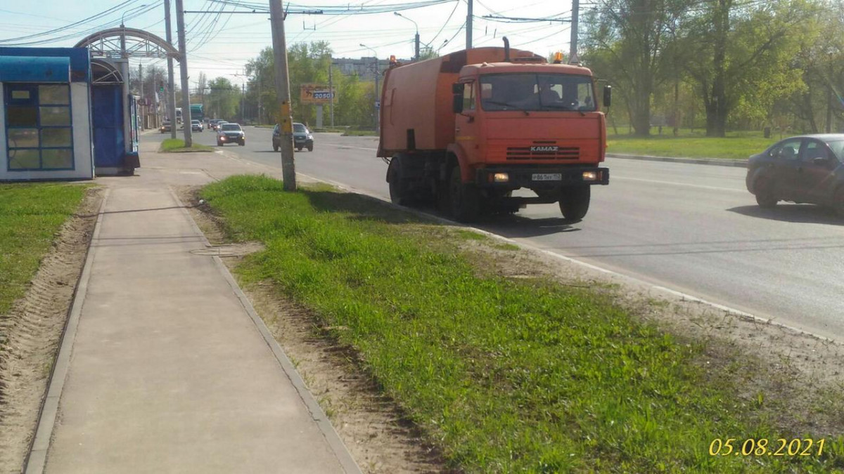 Прибордюрные полосы очищают на дорогах Московского района