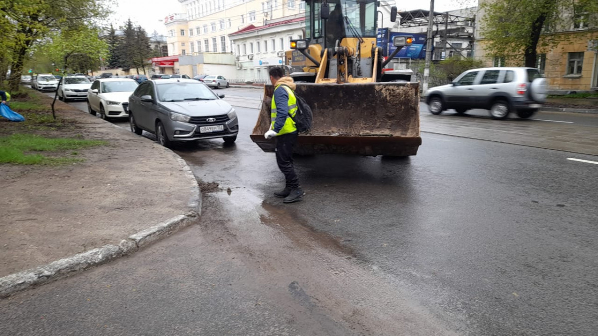 Дорожники приступили к уборке 12 улиц в Советском районе
