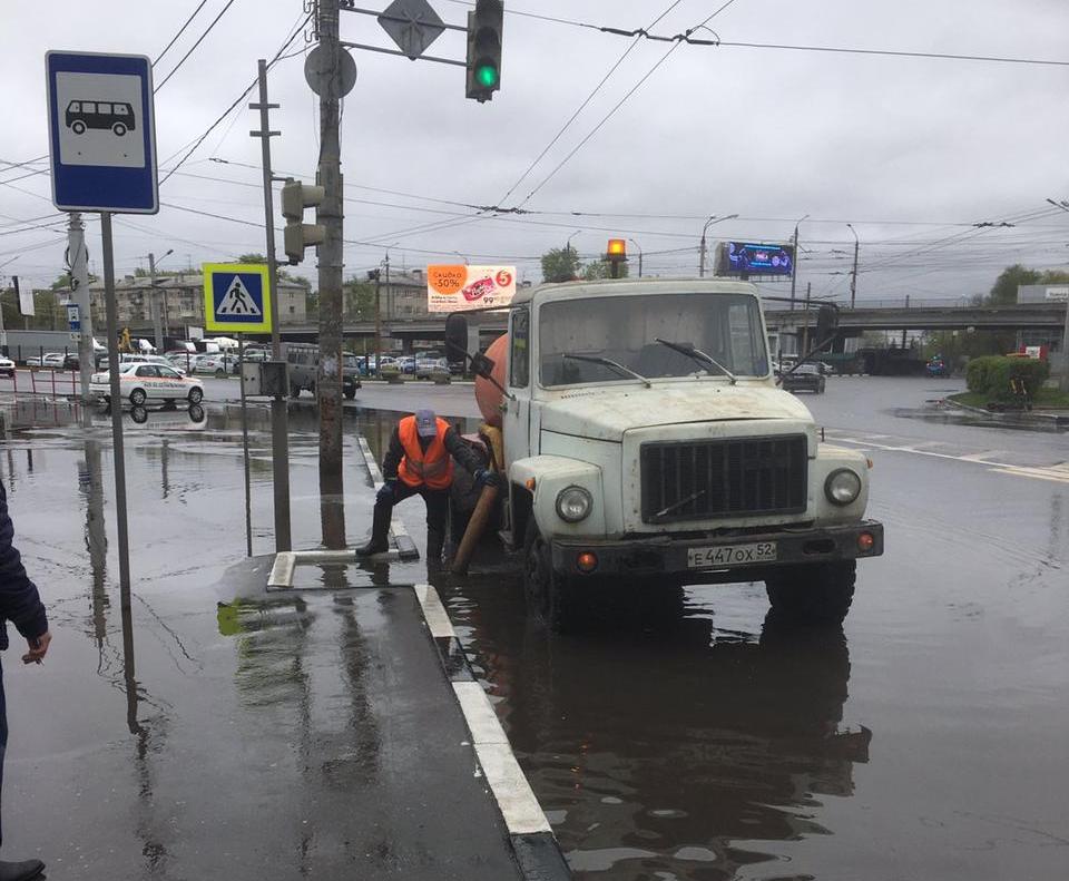 Воду откачивают с восьми улиц Московского района