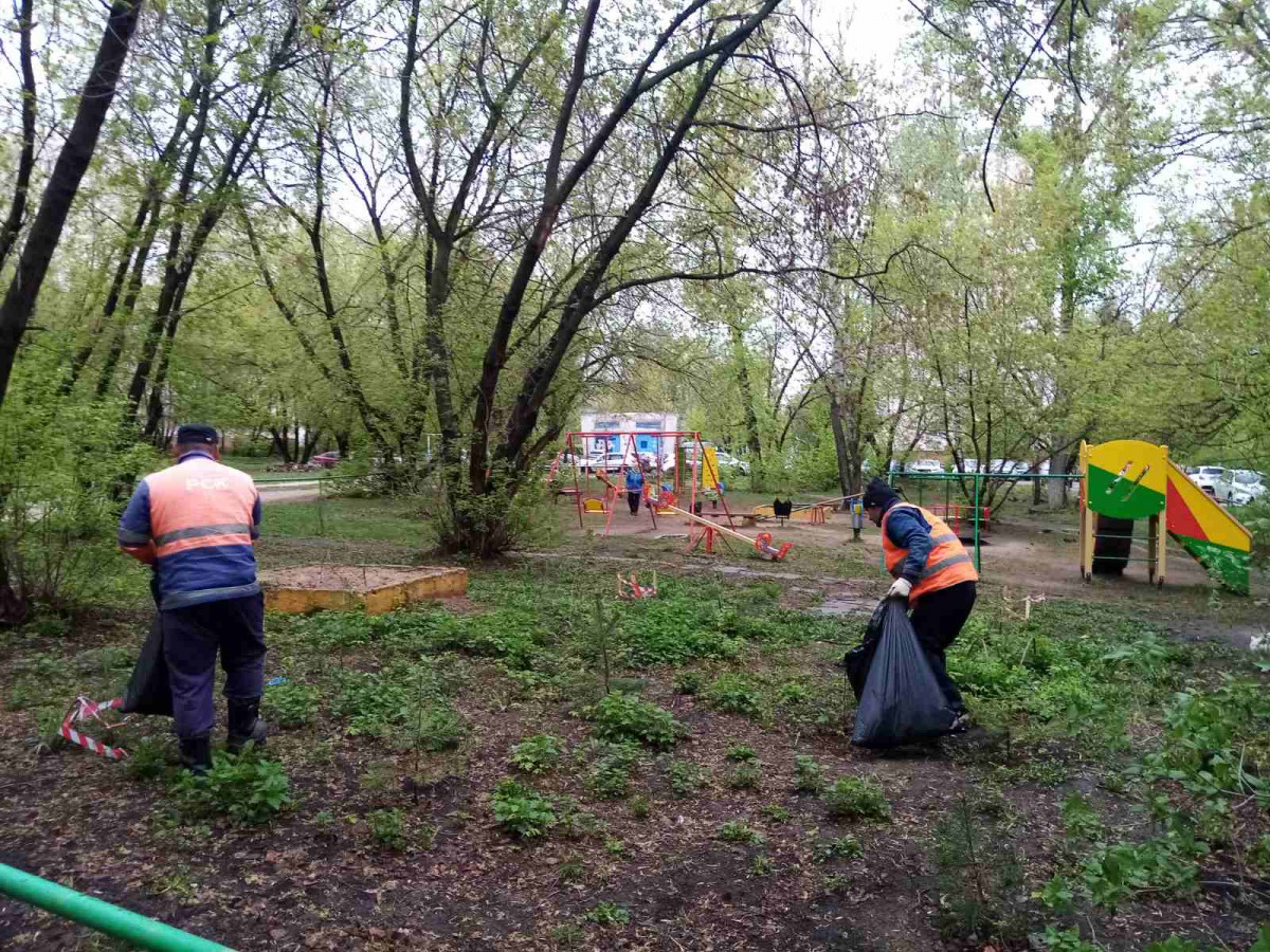 Работы по сбору мусора с газонов продолжаются в Ленинском районе