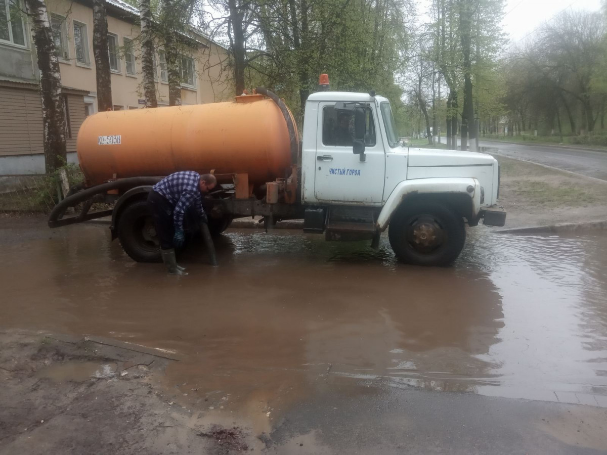 Дождевую воду откачивают с улиц Автозаводского района