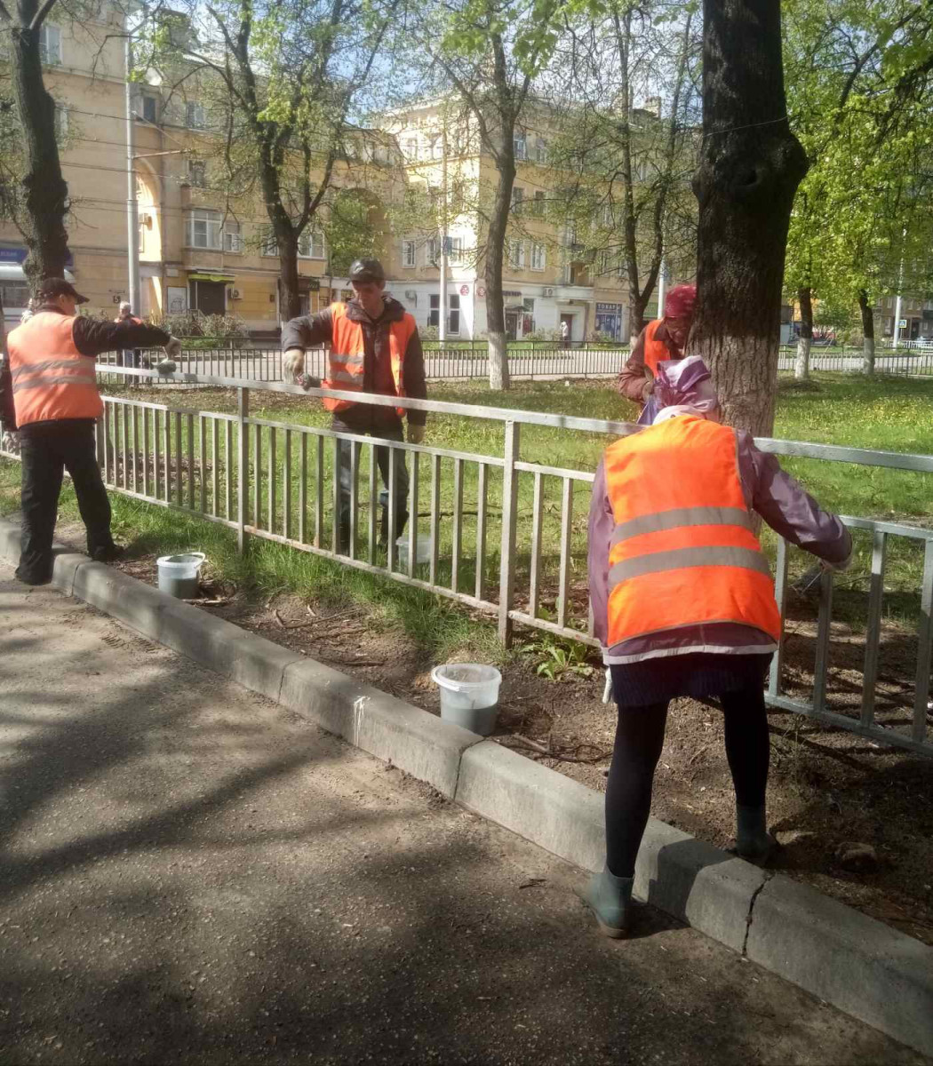 Коммунальщики красят ограждения безопасности в микрорайоне «Юг» и на улице Комсомольская