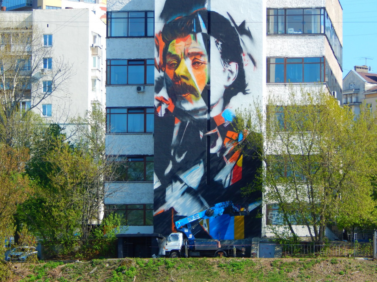 Портрет Максима Горького появился на стене здания в Нижнем Новгороде