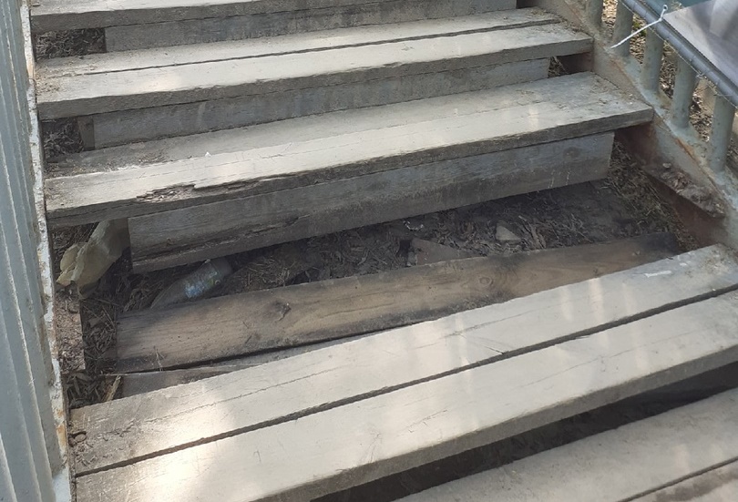 Две общественных лестницы в микрорайоне Ярмарка пришли в аварийное состояние